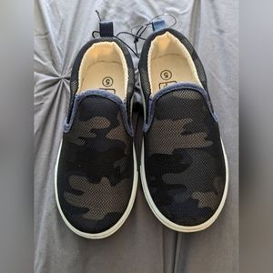 *NWOT* Toddler boys shoes size 5